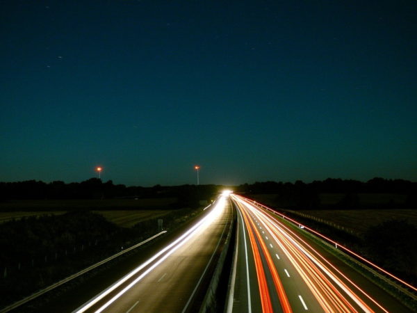 Nachthimmel Autobahn Lichtspuren