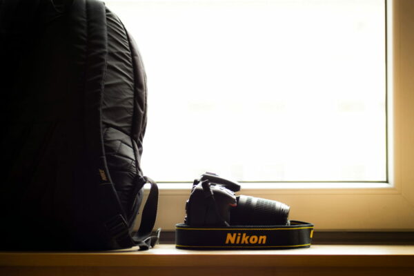 Nikon DSLR neben Kamera-Rucksack