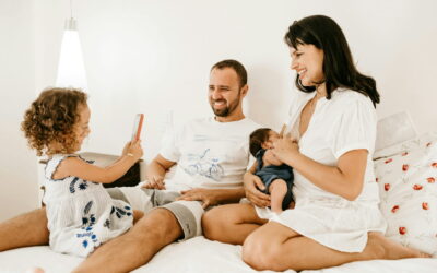 Familie beim entspannten Fotoshooting mit Kindern, natürliches Lächeln und kreative Interaktion – kreative Familienfotos