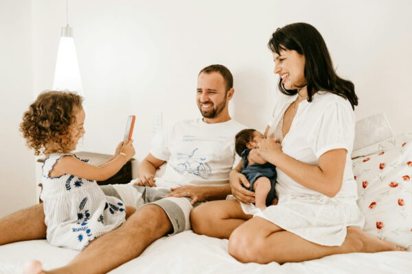 Familie beim entspannten Fotoshooting mit Kindern, natürliches Lächeln und kreative Interaktion – kreative Familienfotos