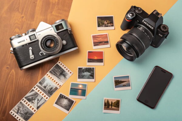 Collage der fotografischen Evolution: Vintage-Kamera, Polaroid, DSLR und Smartphone in einem Arbeitsbereich, der den Wandel der Fotografie zeigt.